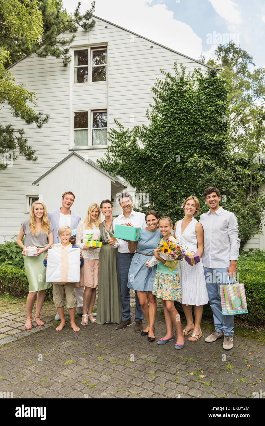 Ritratto di tre generazioni la famiglia con regali di compleanno in giardino Foto Stock