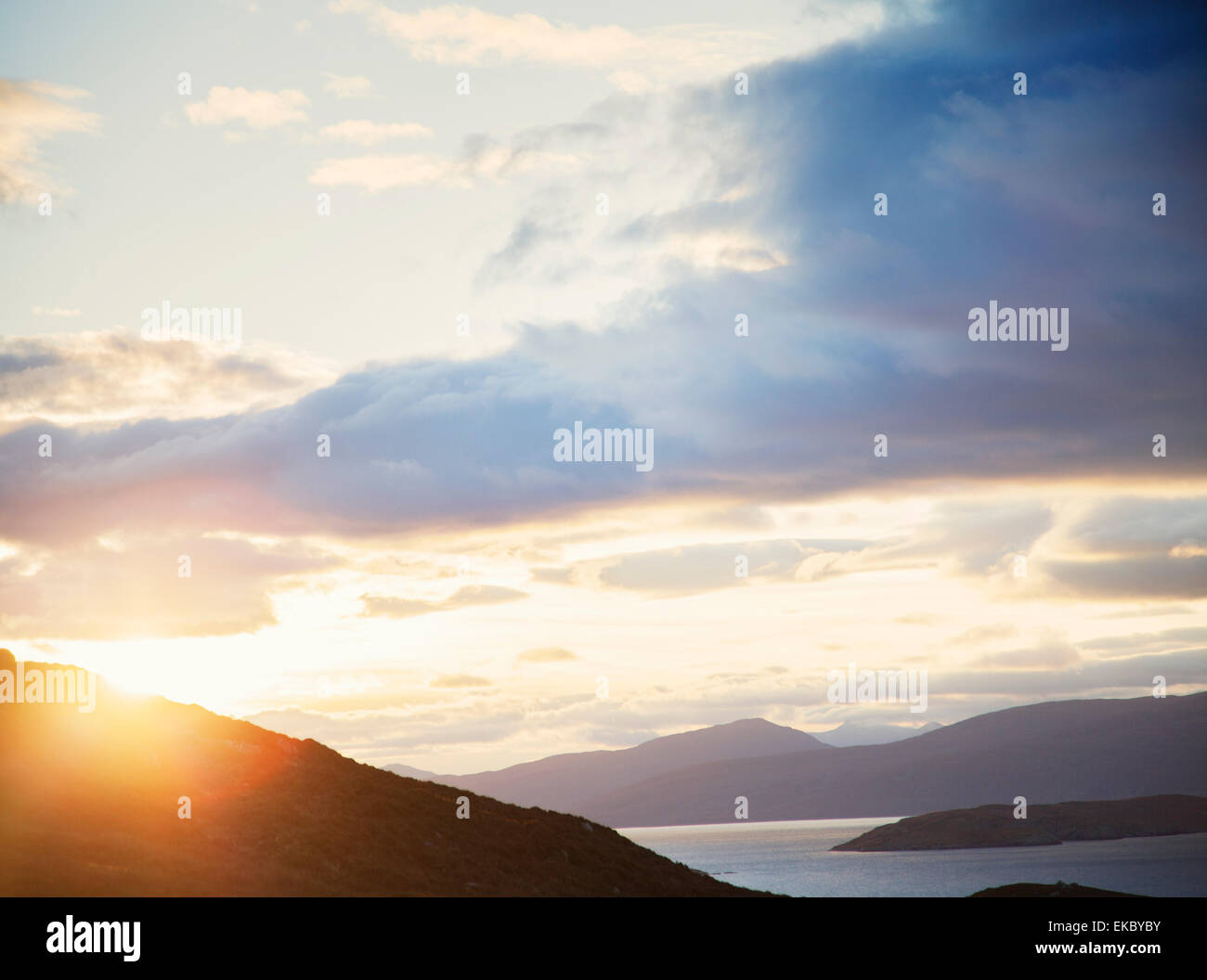 Sunburst da dietro un scozzese Highland hill, a nord-ovest di Highlands, Scotland, Regno Unito Foto Stock