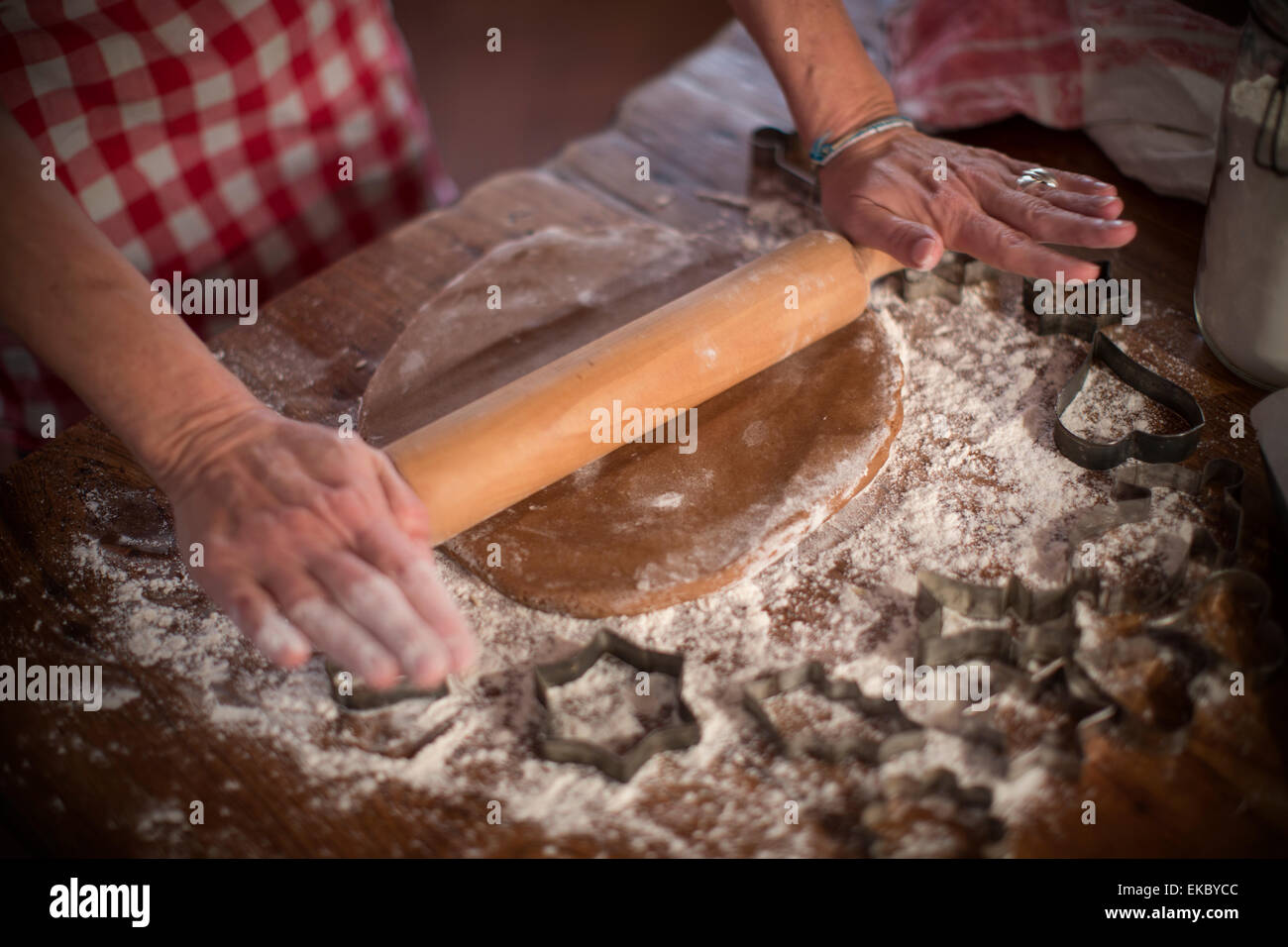 La laminazione di cannella e miele impasto per fare biscotti fatti in casa Foto Stock