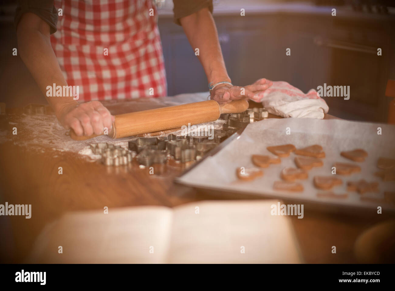 La laminazione di cannella e miele impasto per fare biscotti fatti in casa Foto Stock