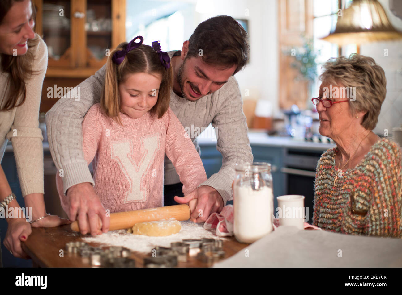 Padre e figlia di pasta di rotolamento per rendere biscotti fatti in casa Foto Stock