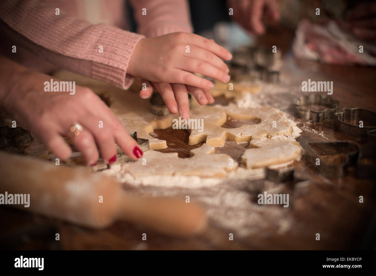 Il taglio di forme in pasta per fare biscotti fatti in casa Foto Stock