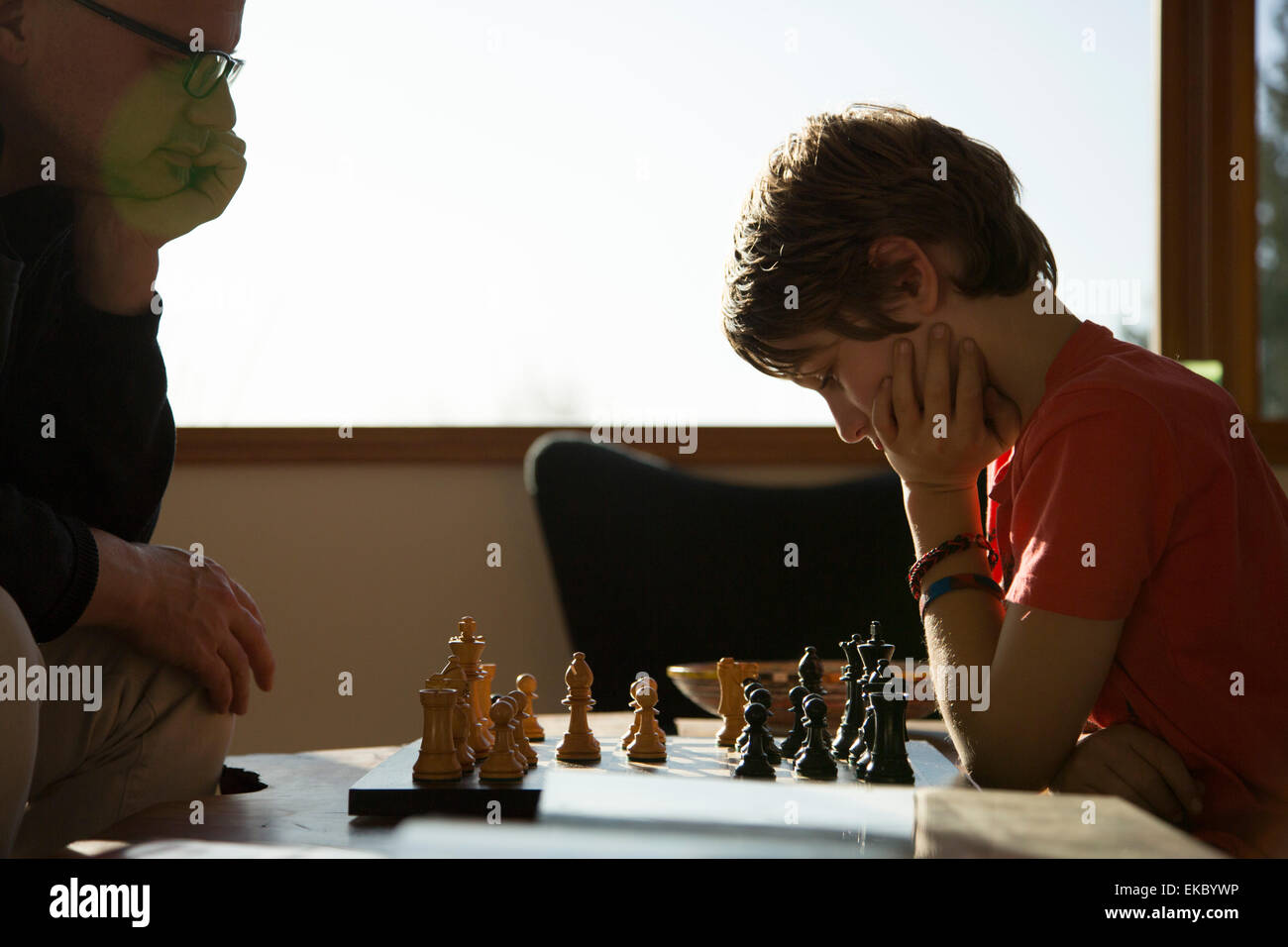Padre e figlio a giocare una partita a scacchi Foto Stock