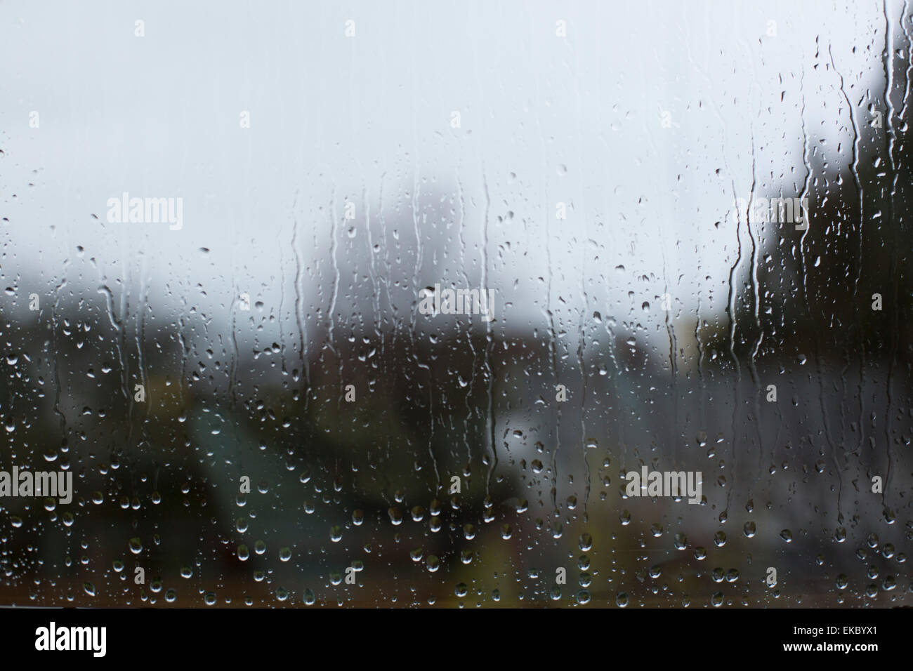 Vista attraverso il vetro di finestra con le gocce di pioggia Foto Stock