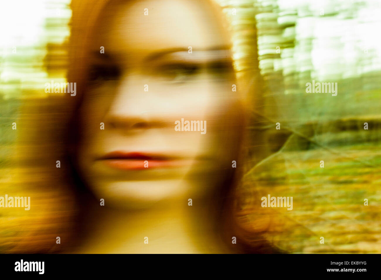 Ritratto di metà donna adulta, all'aperto, movimento sfocato Foto Stock