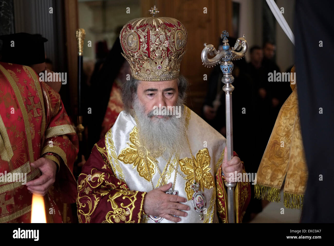 Gerusalemme, Israele 9 Aprile 2015: Il Patriarca Greco Ortodosso di Gerusalemme Theophilos III contiene un orientale-style crosier con serpenti che rappresentano il personale di Mosè al Patriarcato greco-ortodosso chiesa subito dopo la " lavanda dei piedi " cerimonia presso la chiesa del Santo Sepolcro nella città vecchia di Gerusalemme il 09 aprile 2015, i cristiani di tutto il mondo commemorano eventi intorno la crocifissione di Gesù Cristo, che conduce fino alla sua resurrezione di Pasqua. Credito: Eddie Gerald/Alamy Live News Foto Stock