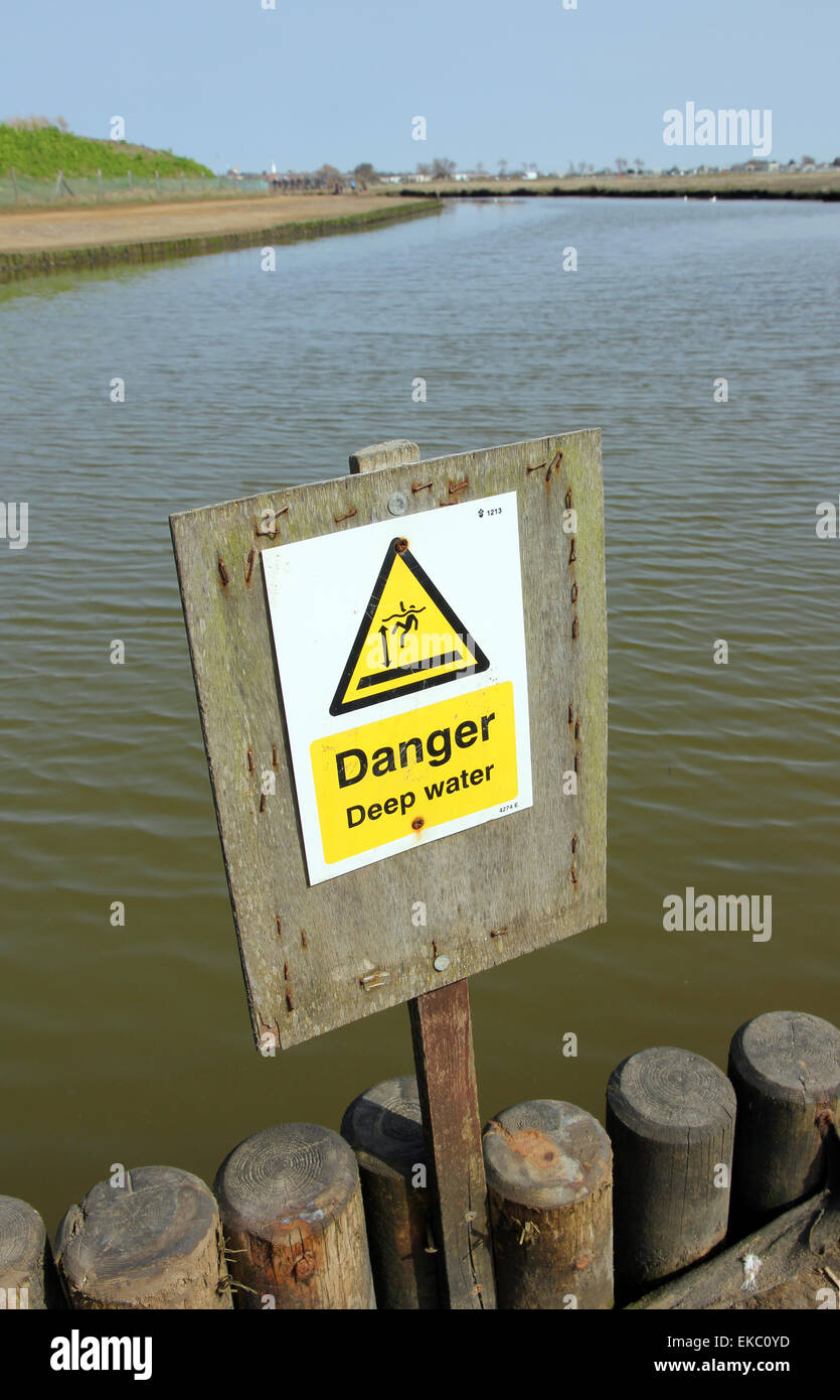 Pericolo in acqua profonda segno di avvertimento al sito pescando granchi Walberswick Suffolk Foto Stock