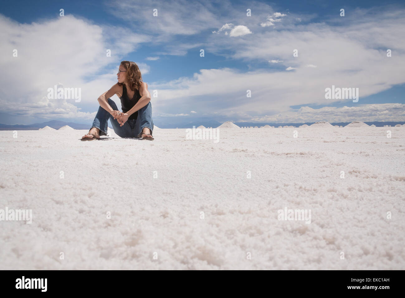 Donna seduta nel campo di sale, Argentina, Salinas Grandes, in provincia di Cordoba, Argentina Foto Stock
