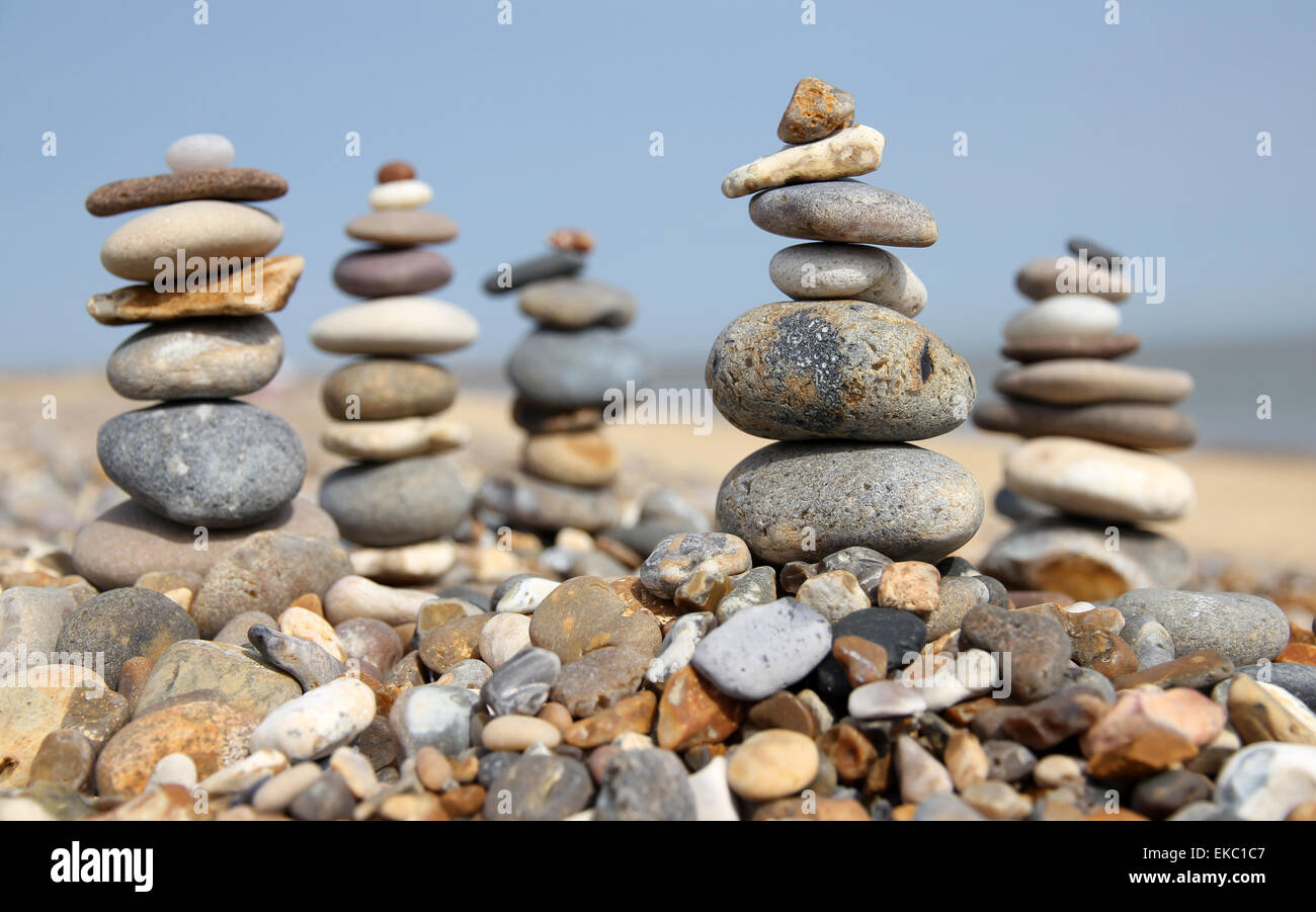 Ciottoli equilibrato in una pila sulla spiaggia ghiaiosa Foto Stock