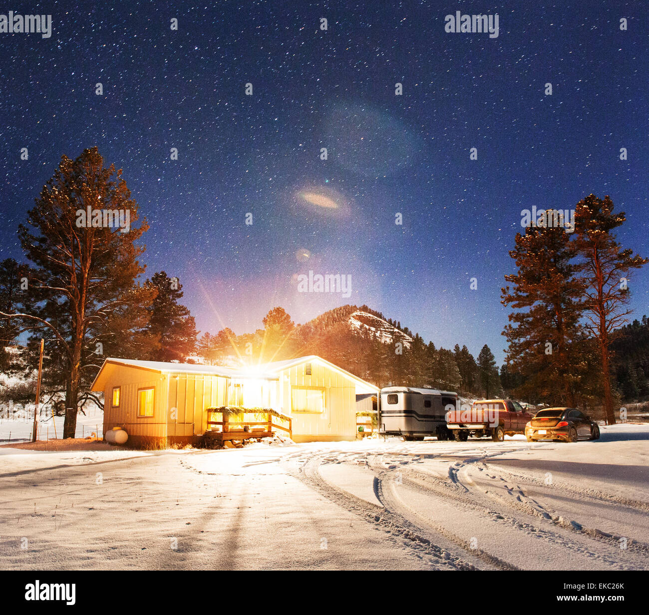Luce di sicurezza sul telecomando agriturismo di notte, Pagosa Springs, Colorado, STATI UNITI D'AMERICA Foto Stock