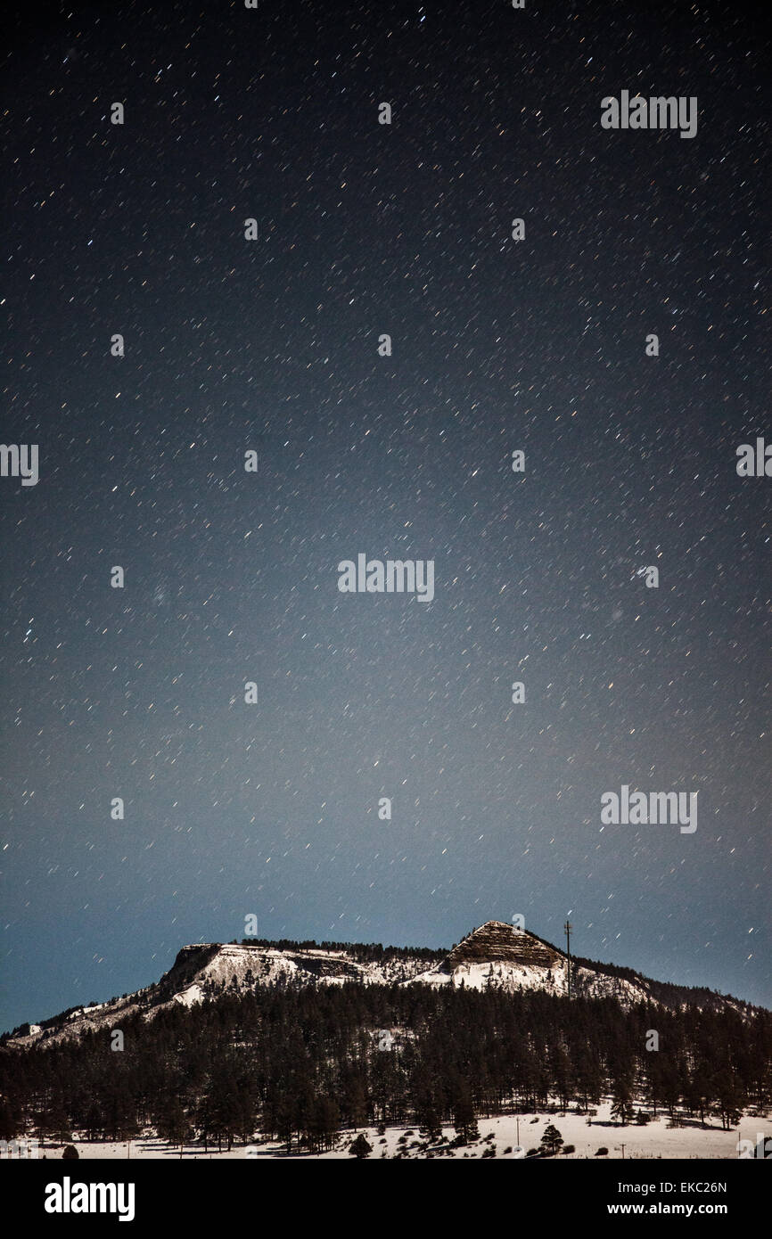 Vista delle montagne innevate e cielo stellato, Pagosa Springs, Colorado, STATI UNITI D'AMERICA Foto Stock