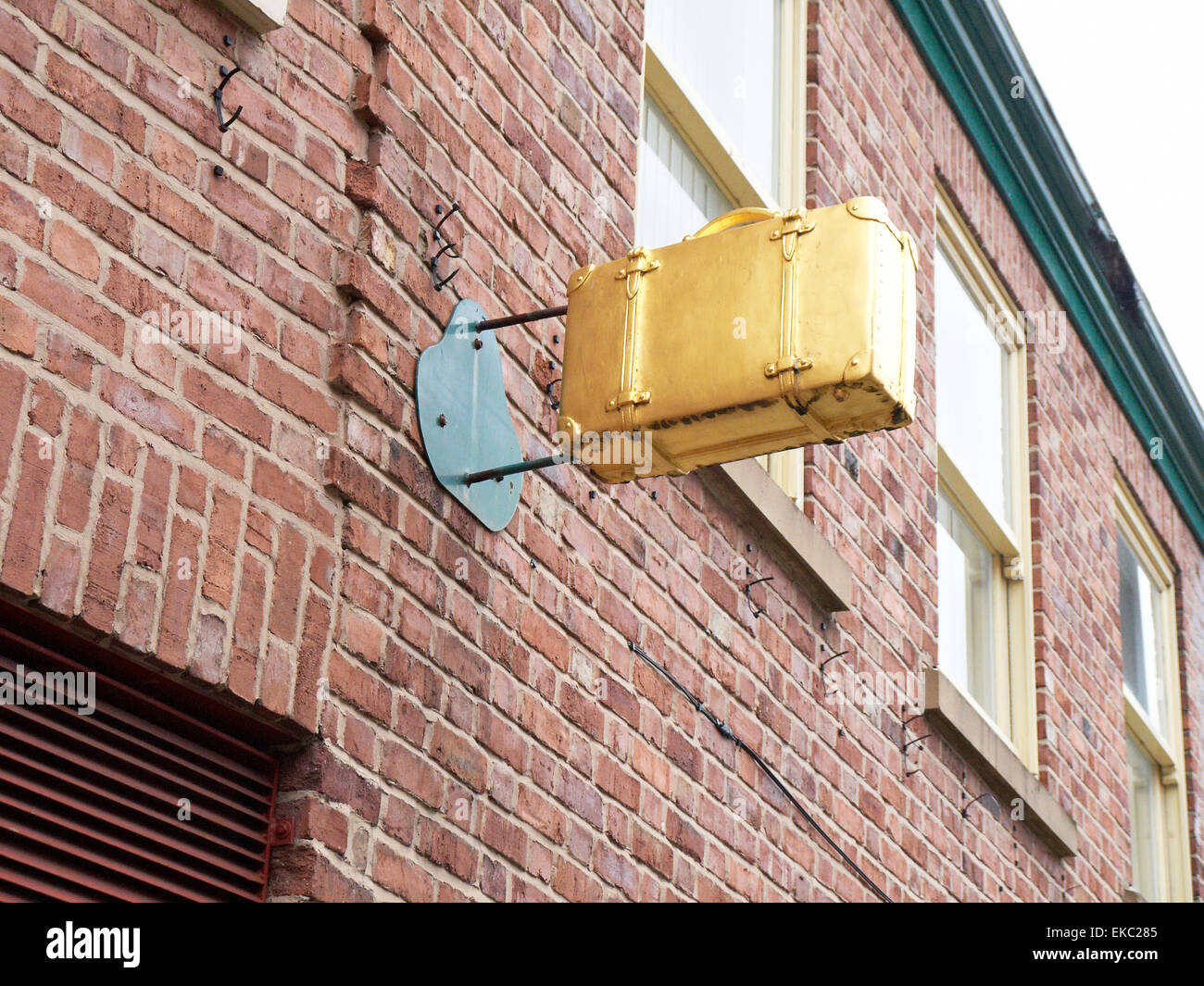 Oro valigia dipinta utilizzato come segno negozio in Stockport CHESHIRE REGNO UNITO Foto Stock