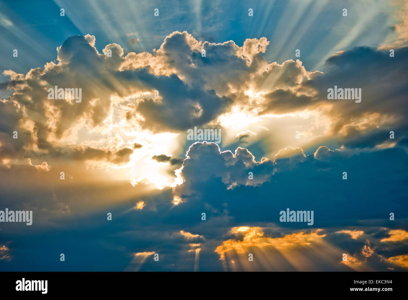 Bellissimo paesaggio celeste con il sole tra le nuvole. Foto Stock