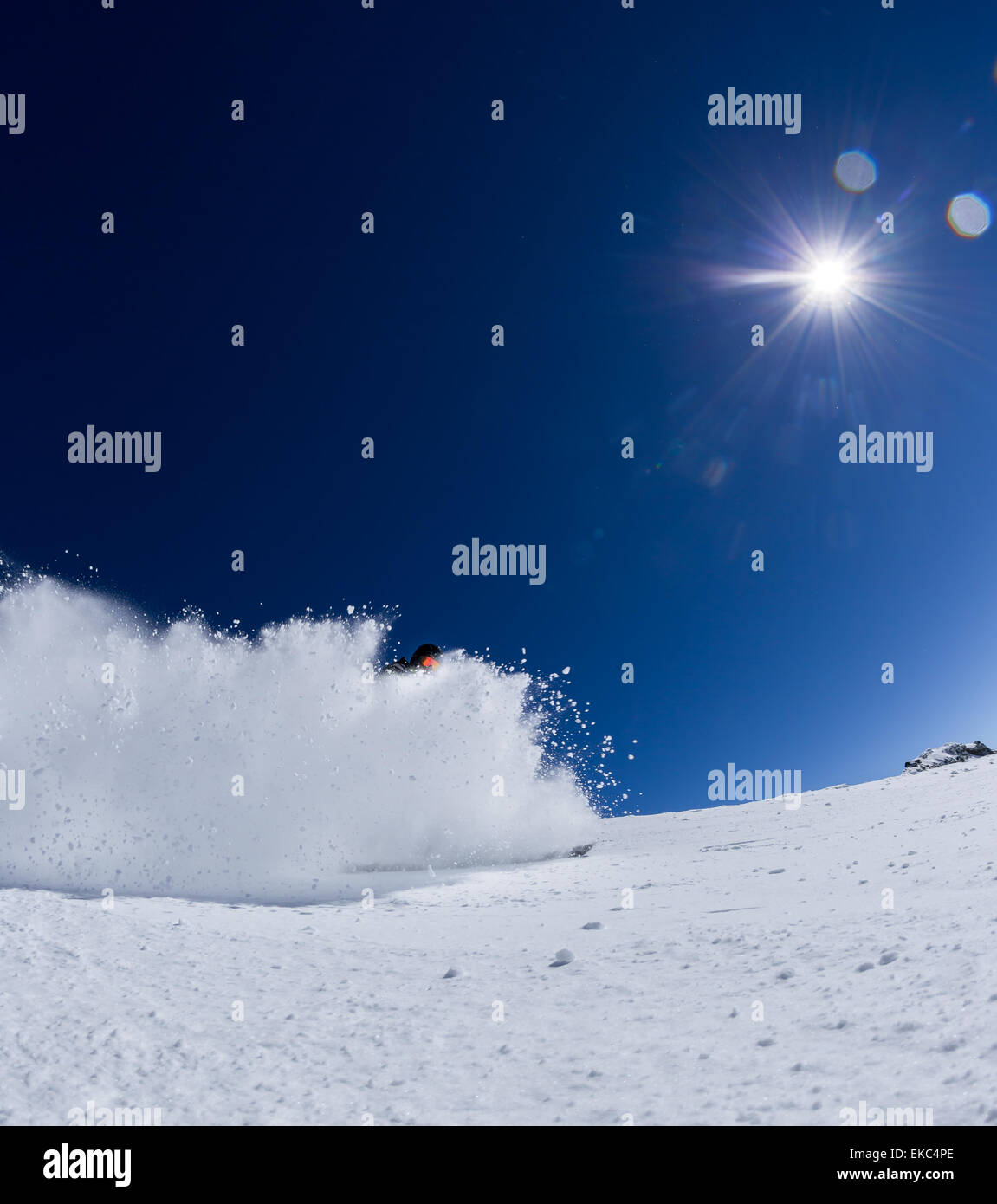 Sciatore in alta montagna durante la giornata di sole. Foto Stock