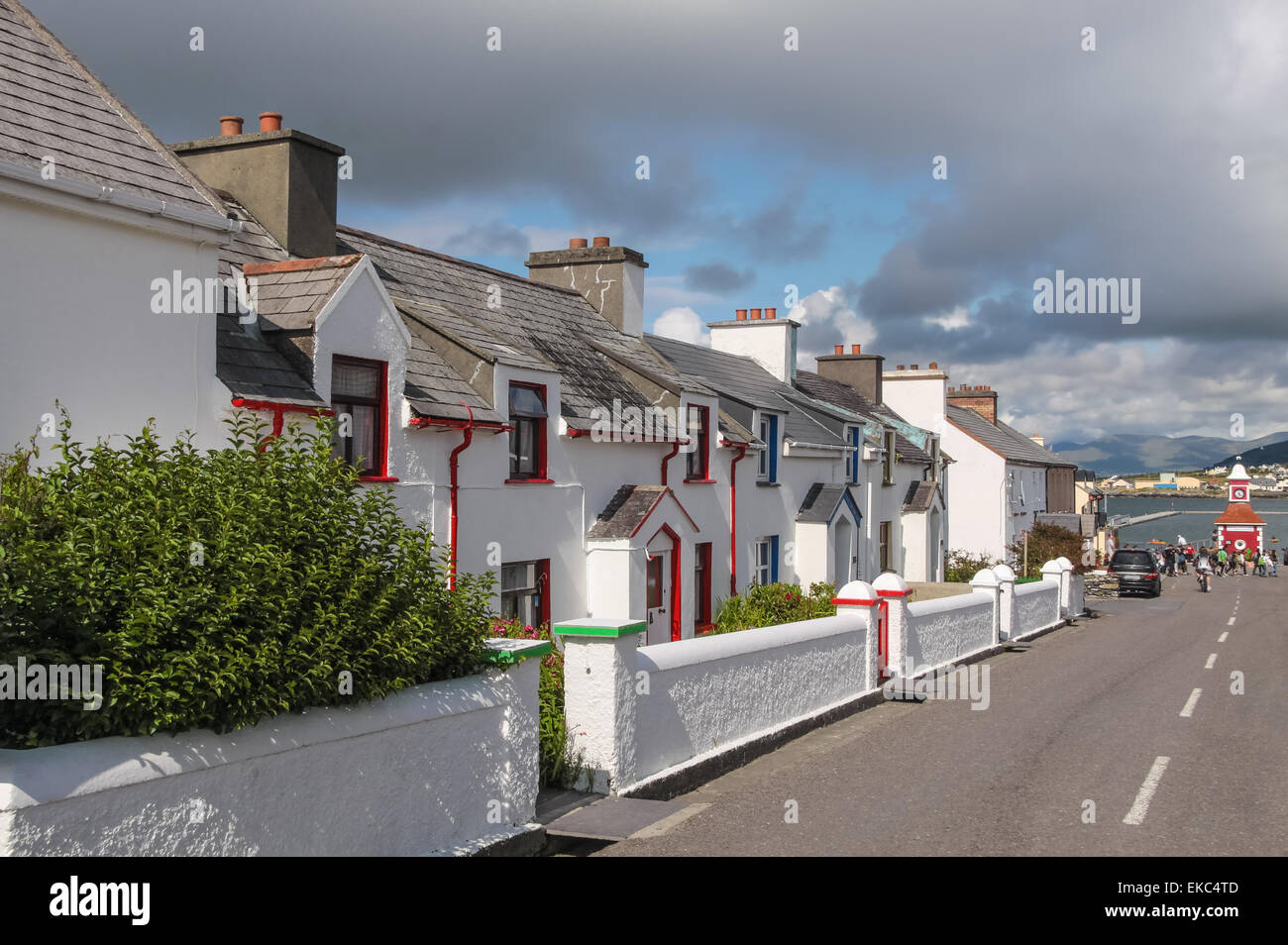 Storica fila di case sull' isola Valentia presso l'anello di Kerry in Cahersiveen, nella contea di Kerry, Irlanda Foto Stock