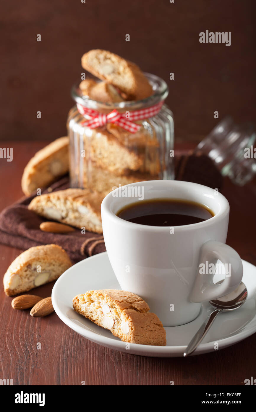 Caffè e tradizionali cantuccini italiano i cookie Foto Stock