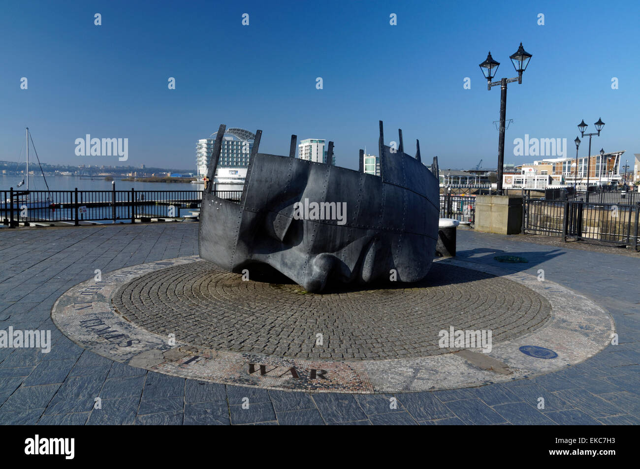 Il marittimo mercantile's War Memorial, la Baia di Cardiff, Cardiff, Galles del Sud. Foto Stock