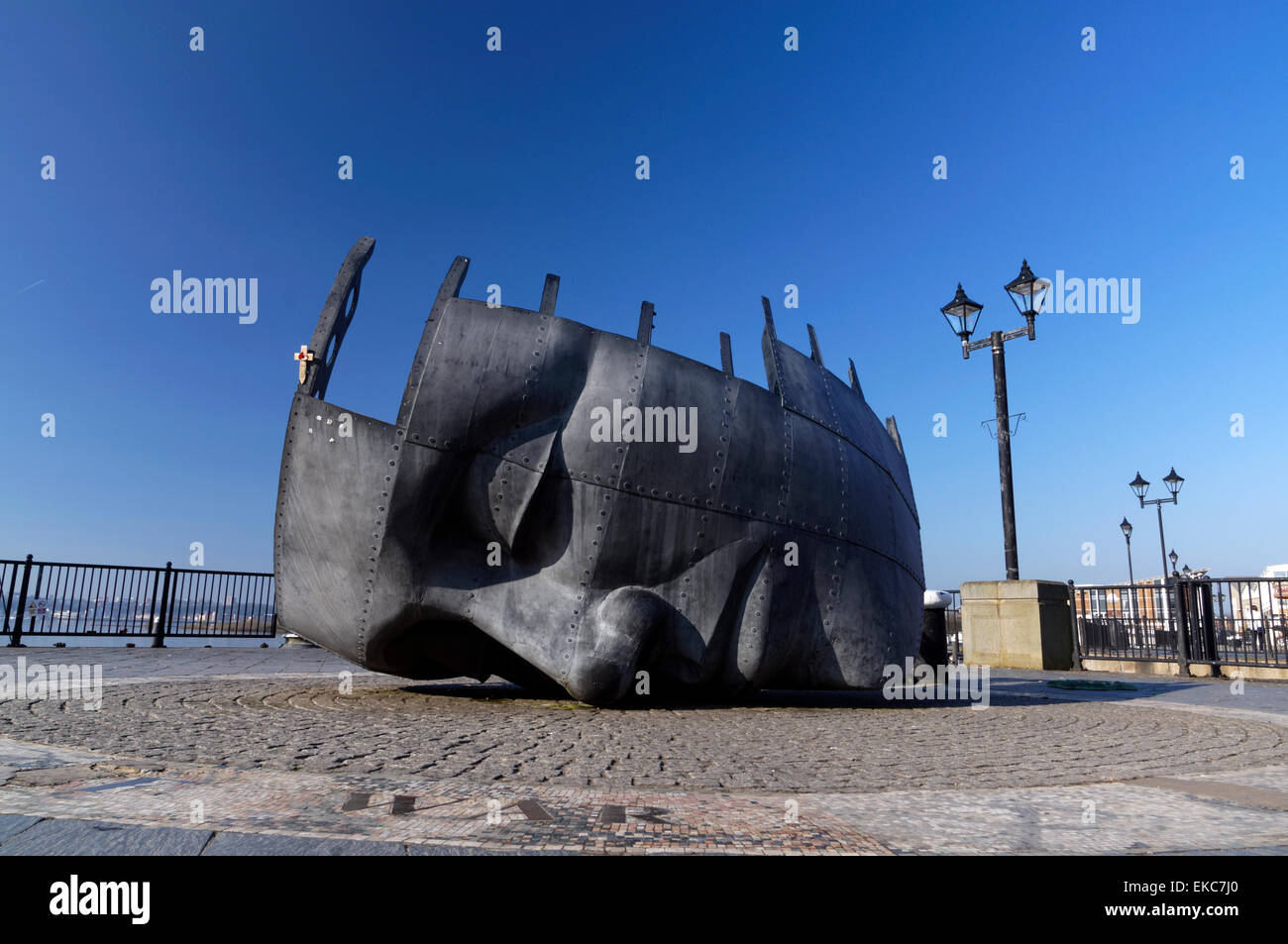 Il marittimo mercantile's War Memorial, la Baia di Cardiff, Cardiff, Galles del Sud. Foto Stock