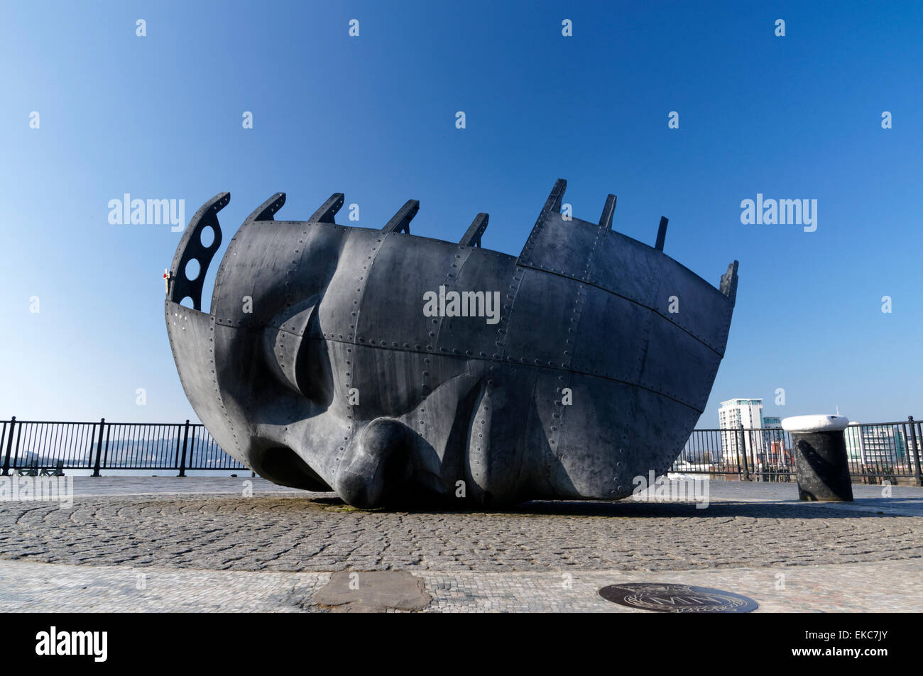 Il marittimo mercantile's War Memorial, la Baia di Cardiff, Cardiff, Galles del Sud. Foto Stock