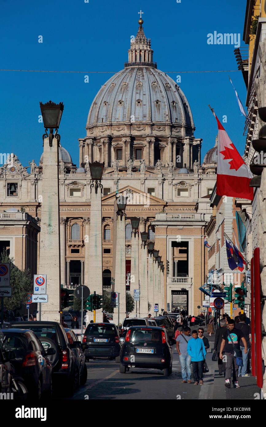 Italia Roma Basilica Papale di San Pietro in Vaticano o la Basilica di San Pietro in Via della Conciliazione Foto Stock