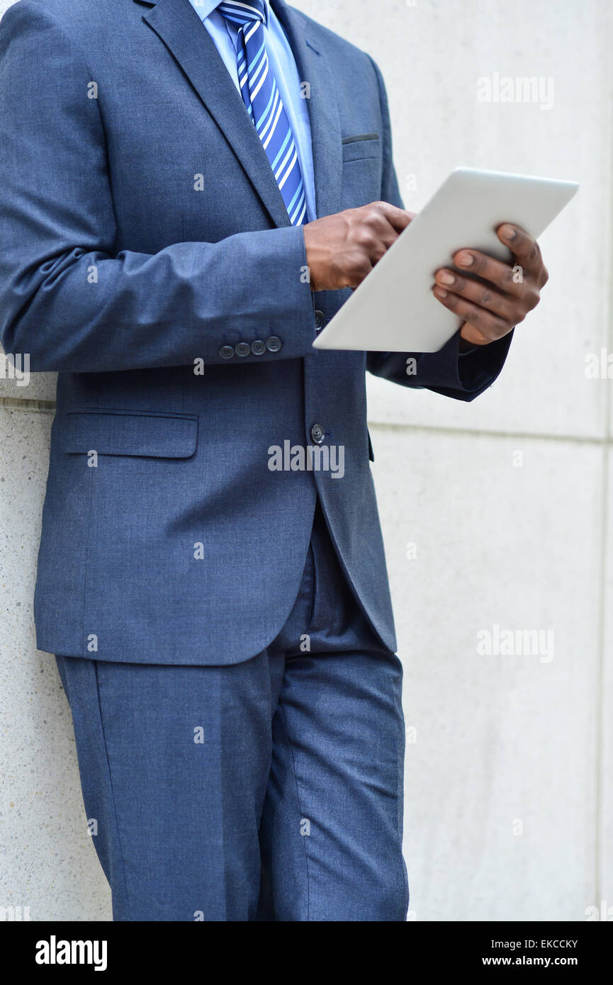 Le mani dell'imprenditore utilizzando un tablet PC Foto Stock