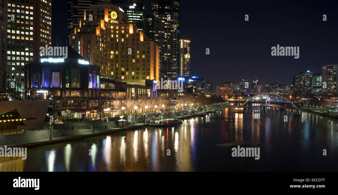 Vista notturna di southgate Fiume Yarra, Melbourne Foto Stock