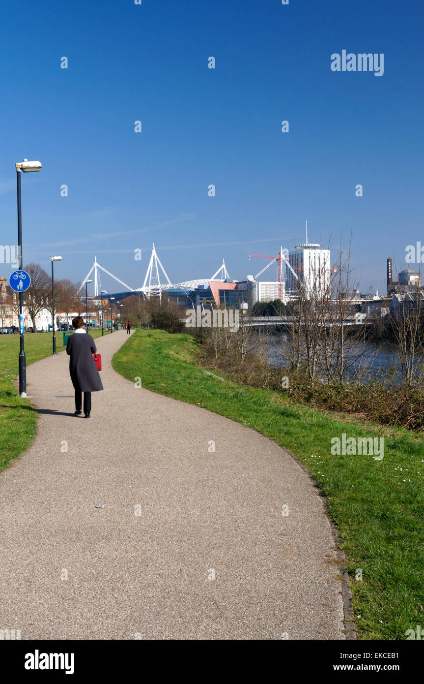 Taff Trail con il Millennium Stadium di Cardiff a distanza, South Wales, Regno Unito. Foto Stock
