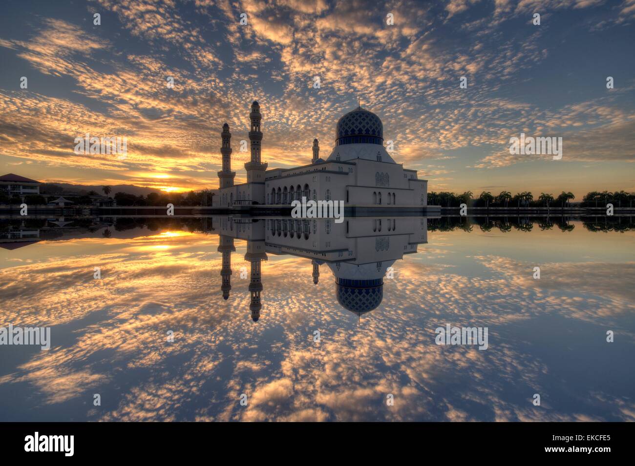 La moschea di flottante al tramonto, città di Kota Kinabalu, Malaysia Foto Stock