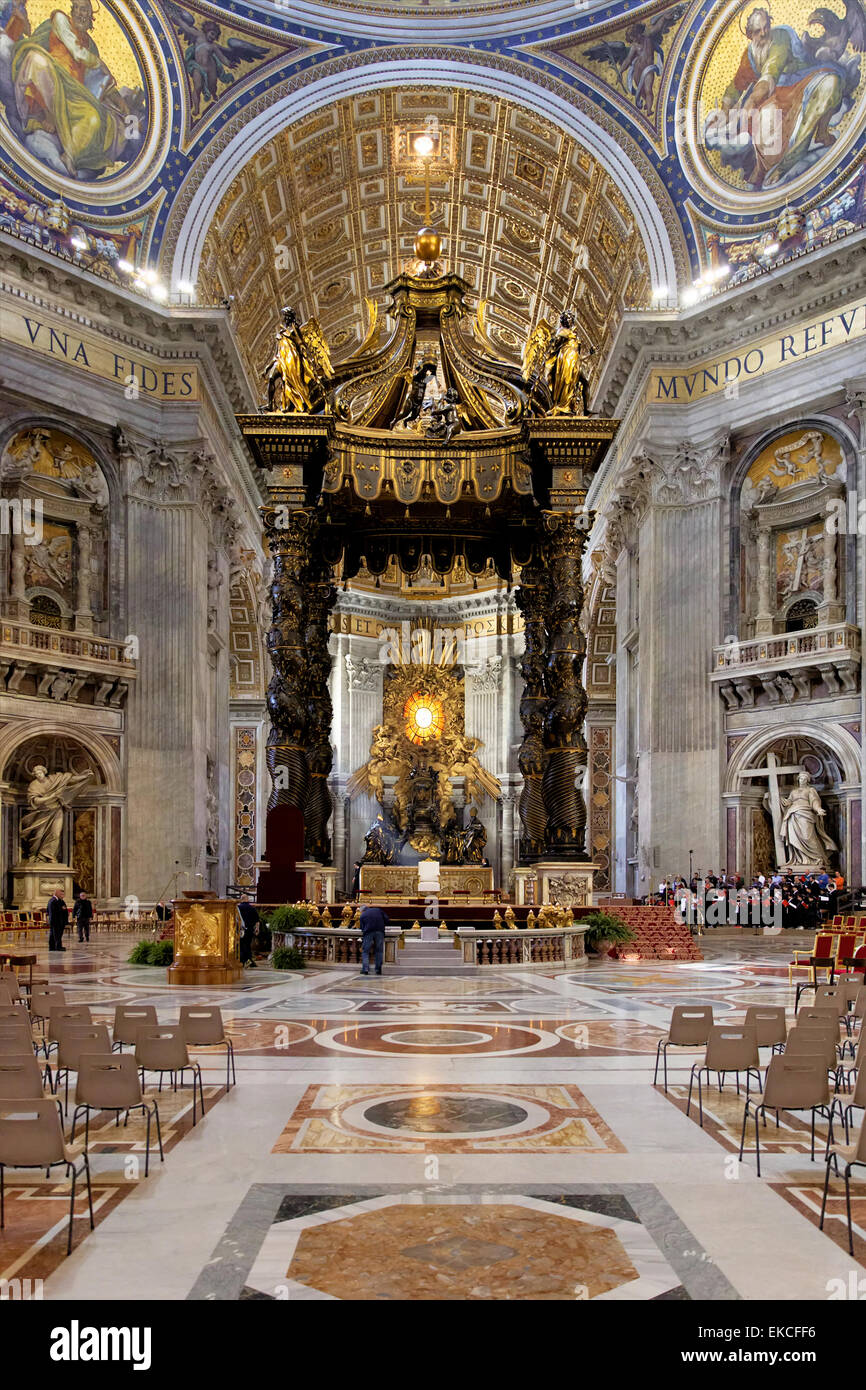 San Pietro baldacchino nella Basilica di San Pietro in Vaticano. Foto Stock