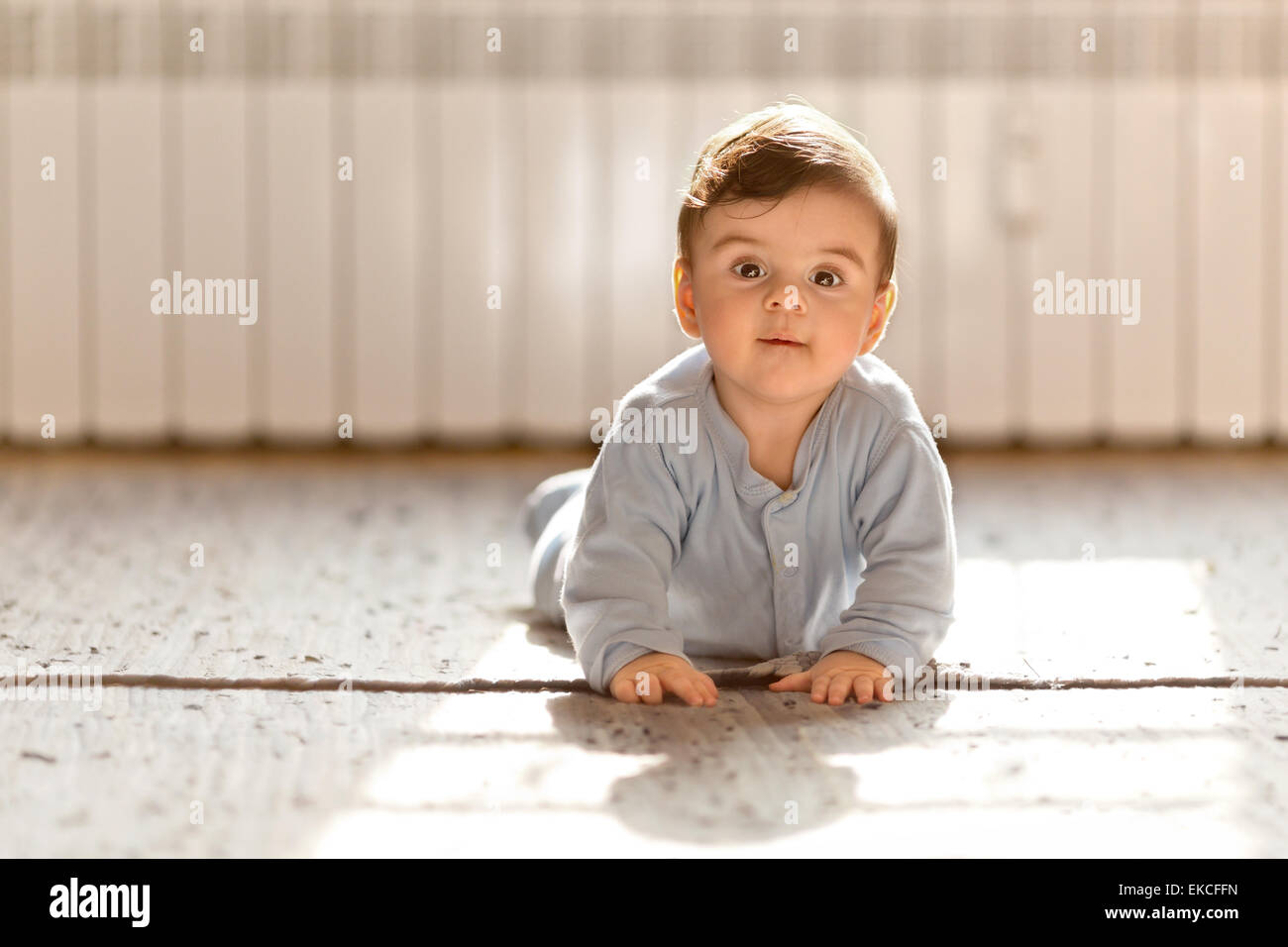 Baby boy guardando la fotocamera Foto Stock