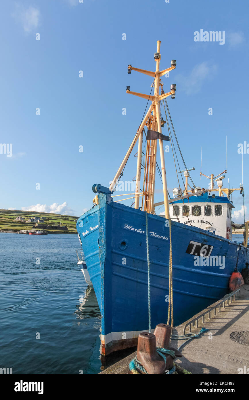 Blue barca da pesca nel porto di Portmagee, nella contea di Kerry, Irlanda Foto Stock