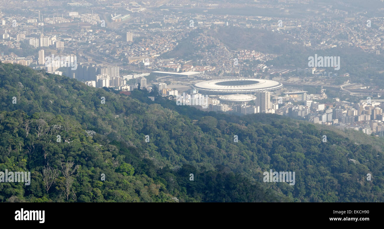 Il Maracana Stadium come visto dal monte Corcovado Rio De Janeiro in Brasile Foto Stock