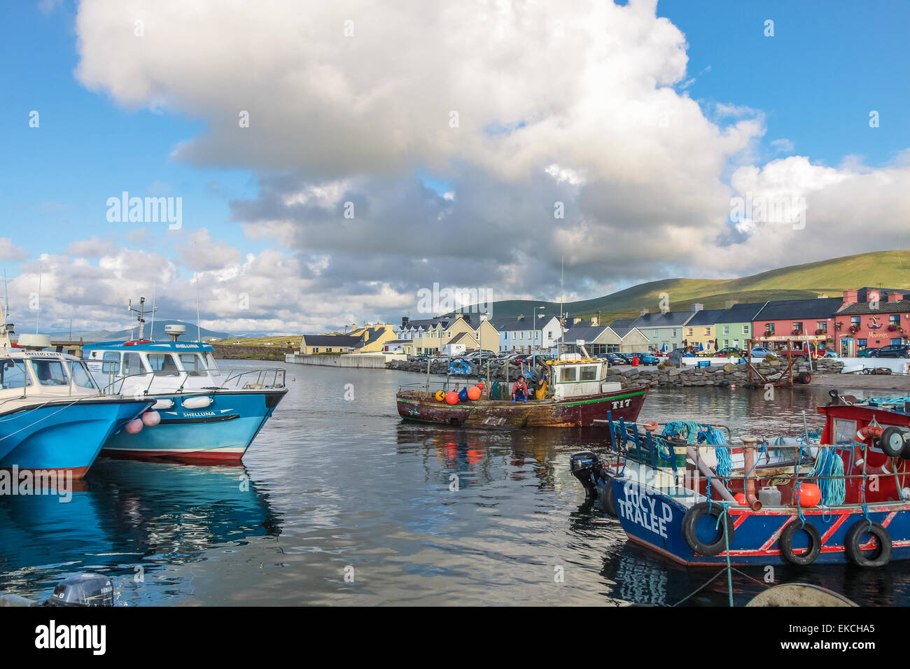 Barche colorate nel porto di Portmagee, nella contea di Kerry, Irlanda Foto Stock
