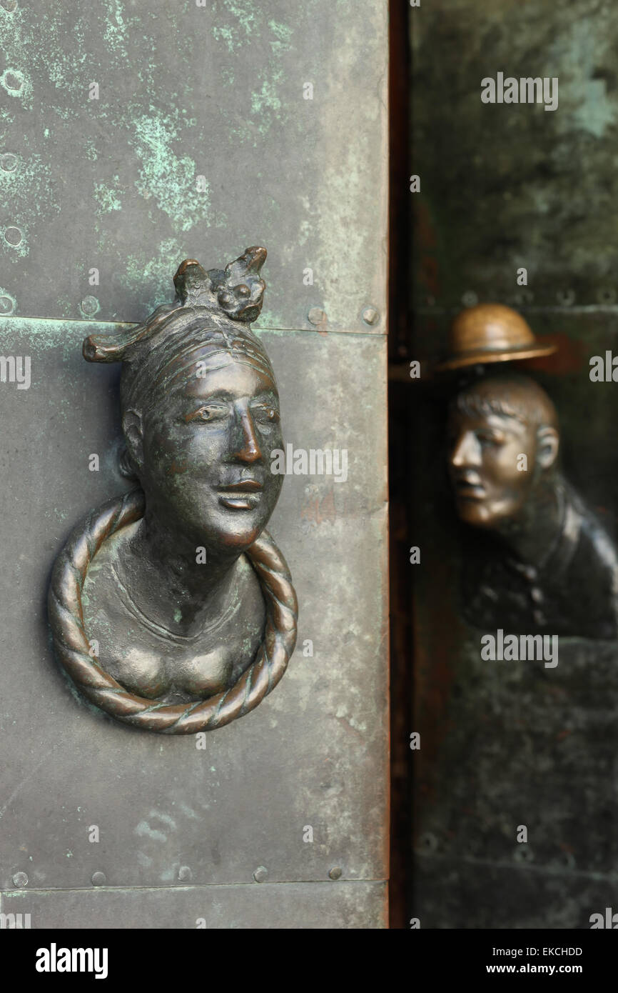 Dettaglio del bronzo porta di ingresso del museo di arte nel monastero di Nostra Signora. Design by Heinrich Apel. Magdeburg, Germania. Foto Stock