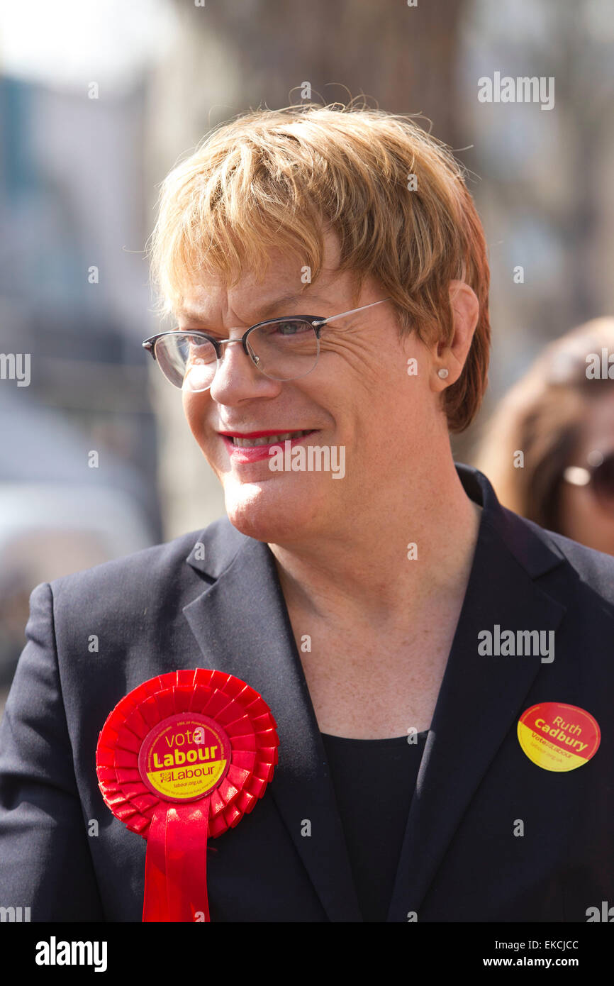 Chiswick High Street, Londra, Regno Unito. Il 9 aprile 2015. Regno Unito comico Eddie Izzard di campagna elettorale con il lavoro sulla Chiswick High Street, West London, UK Credit: Jeff Gilbert/Alamy Live News Foto Stock