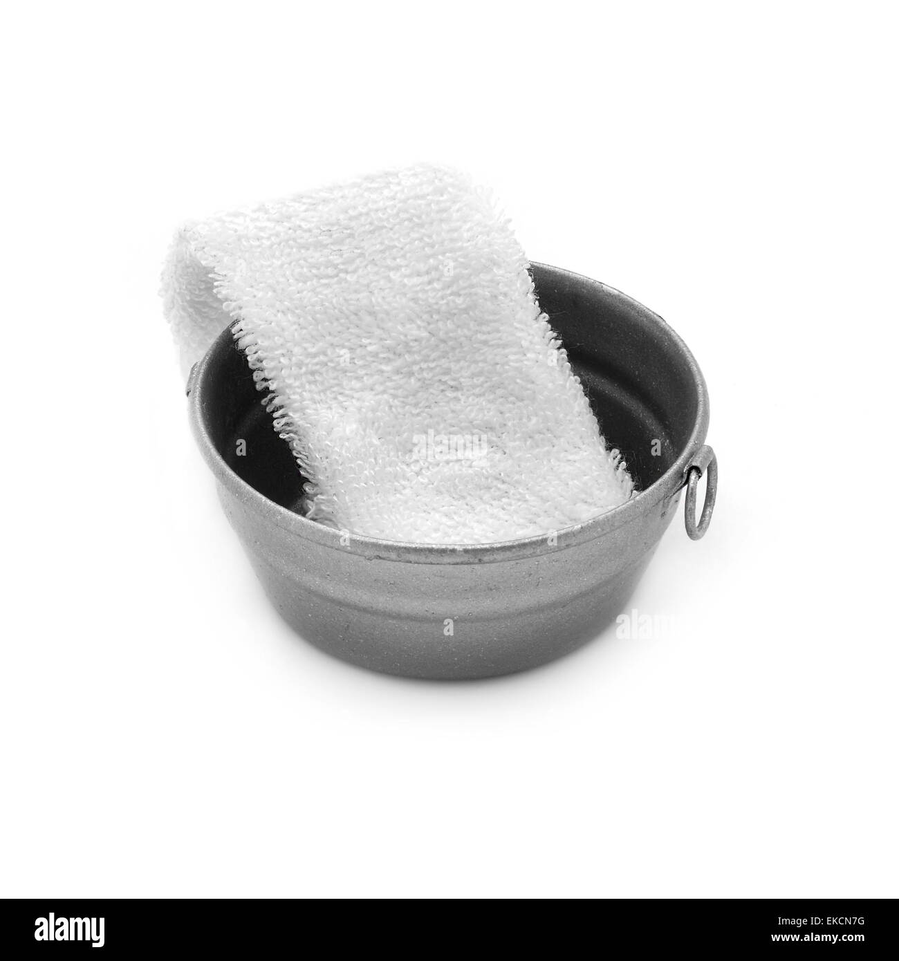 Bacino di metallo e asciugamano bianco su uno sfondo bianco. Foto Stock