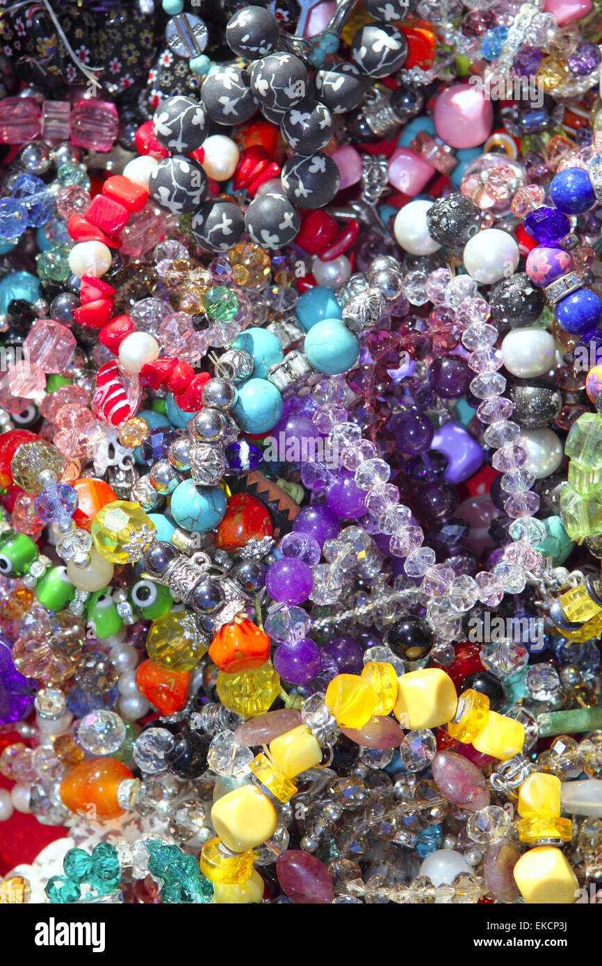 Gioielli colorati misti molti gioielli gioielleria in plastica Foto Stock