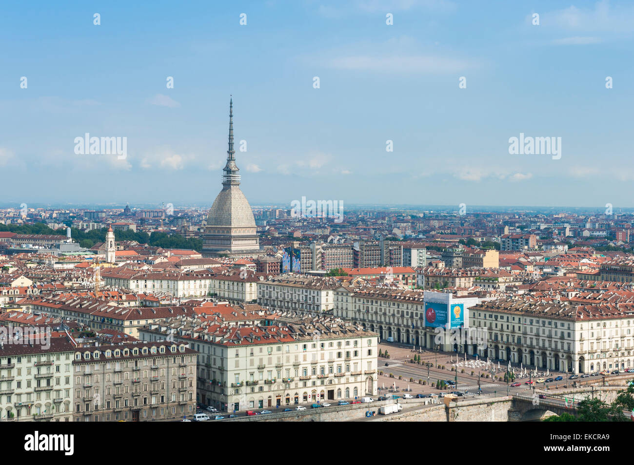 Architettura torinese, veduta aerea della Mole Antonelliana tower e gli edifici intorno alla Piazza Vittorio Veneto nel centro di Torino, Italia. Foto Stock