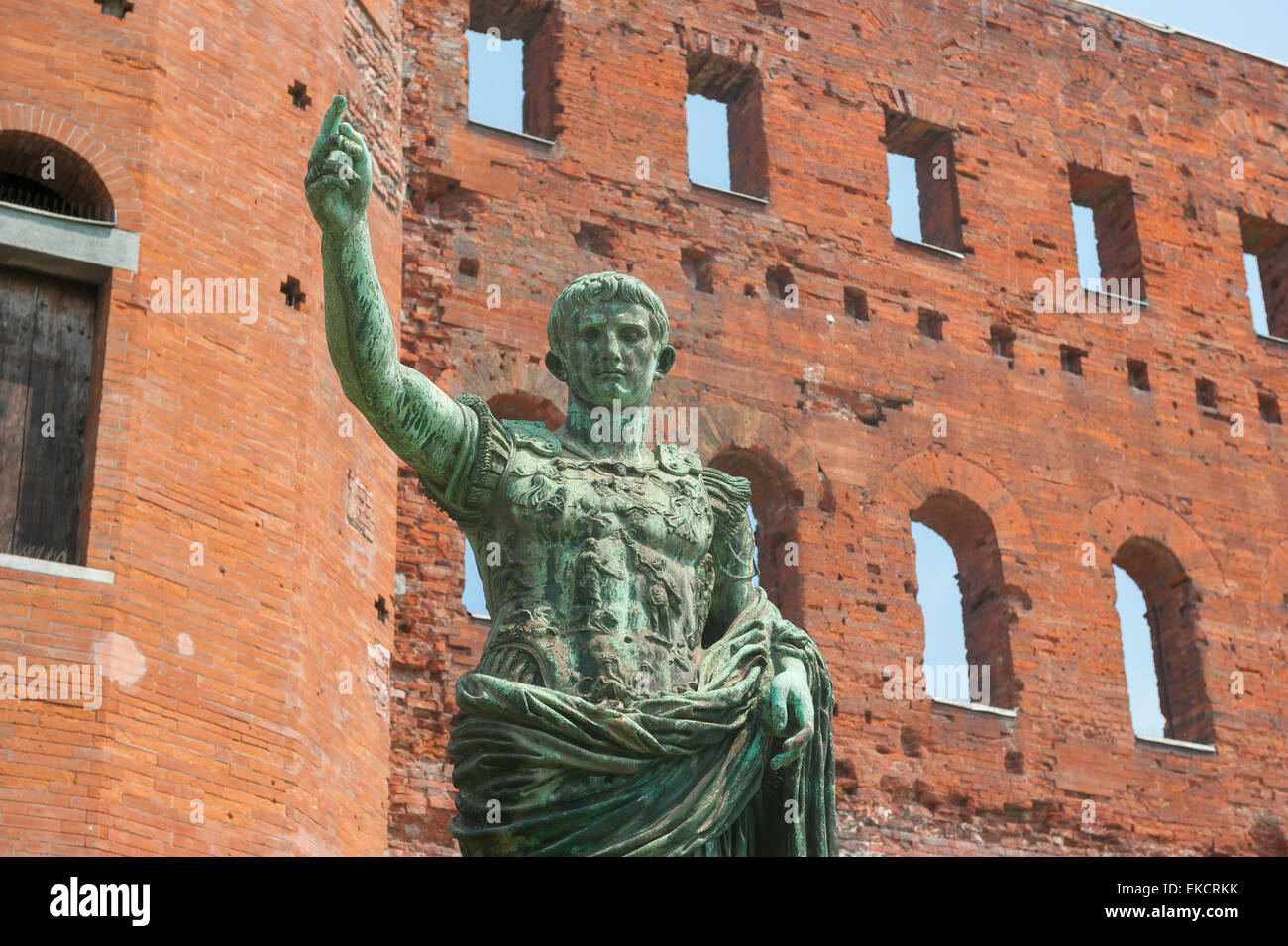 Porta Palatina Torino, una statua dell'imperatore romano Augusto presso la Porta Palatina, Torino, Piemonte, Italia Foto Stock