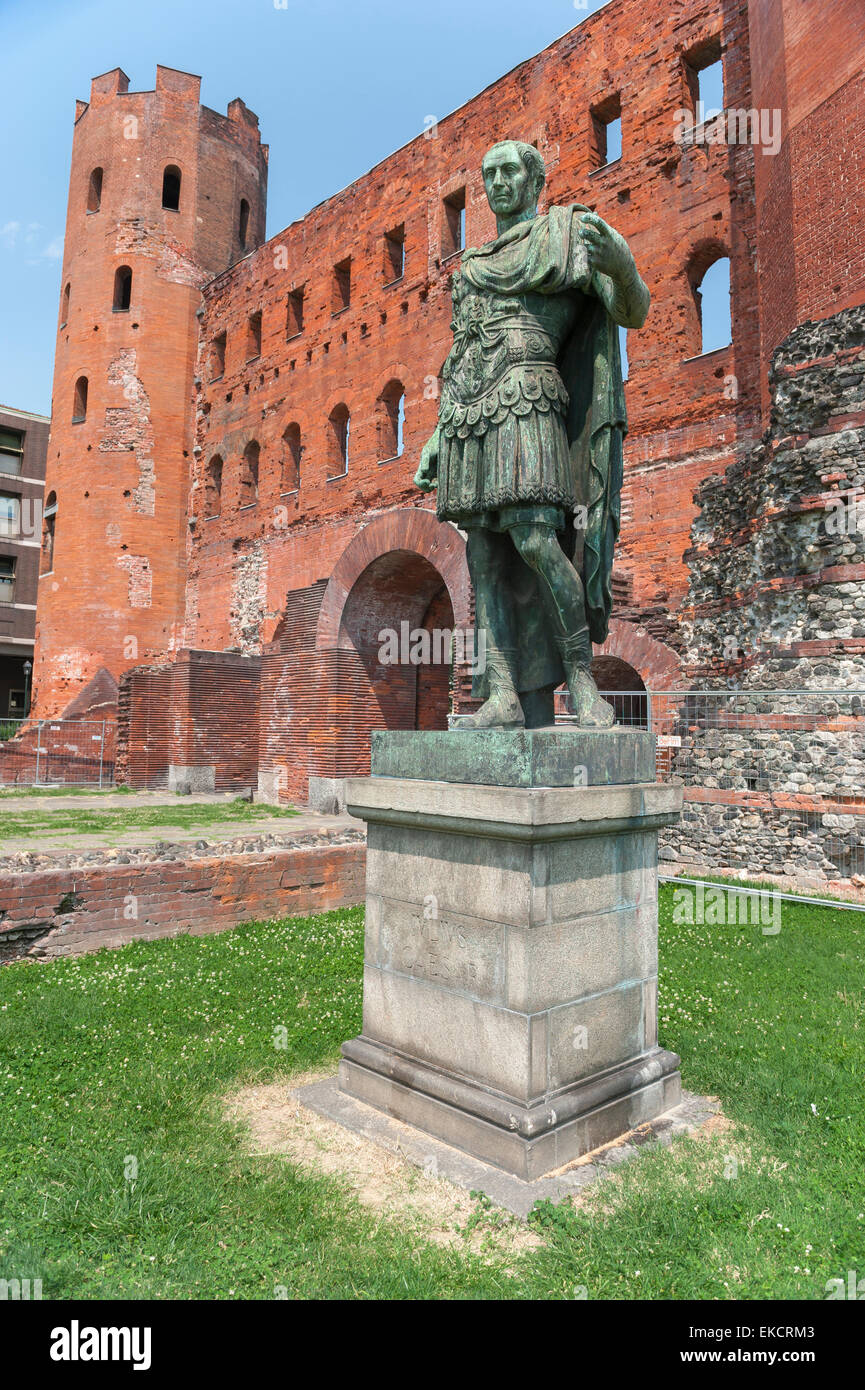 Porta Palatina Torino, una statua dell'imperatore romano Giulio Cesare presso la Porta Palatina, Torino, Italia Foto Stock