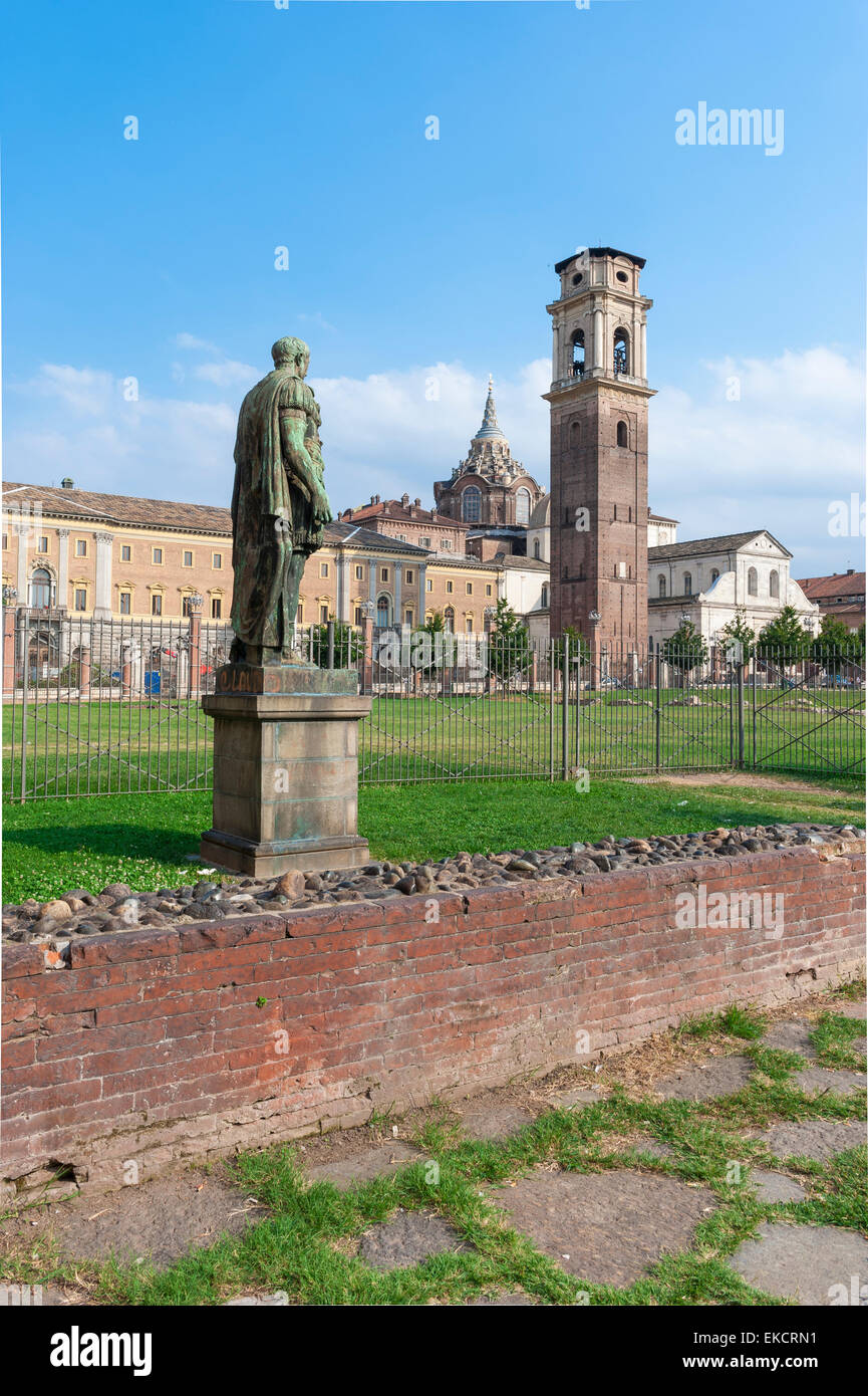 Architettura torinese, vista dalla Piazza Augusta verso il Palazzo Reale e il Duomo (XV secolo) in centro (centro storico) di Torino, Italia Foto Stock