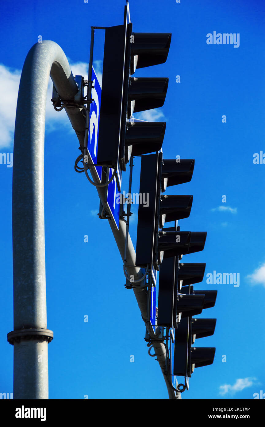 Semaforo oltre il cielo blu Foto Stock