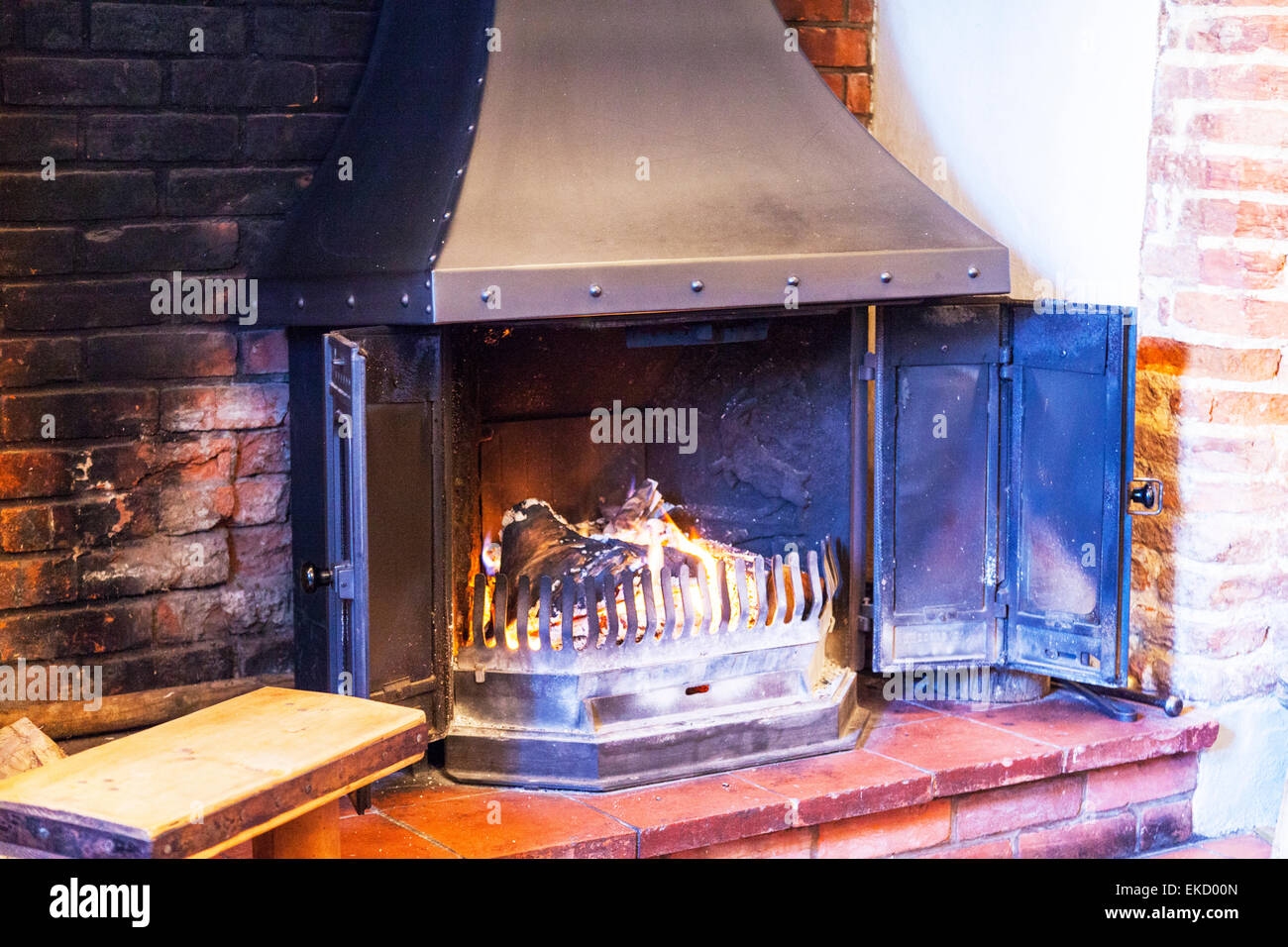 Bruciatore Log Log di masterizzazione di sportello aperto il fuoco calore di calore della camera di riscaldamento NORFOLK REGNO UNITO Inghilterra Foto Stock