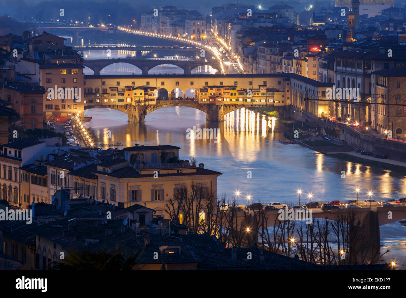 Il Ponte Vecchio e il fiume Arno come visto dal Piazzale Michelangelo, Firenze, Toscana, Italia. Foto Stock