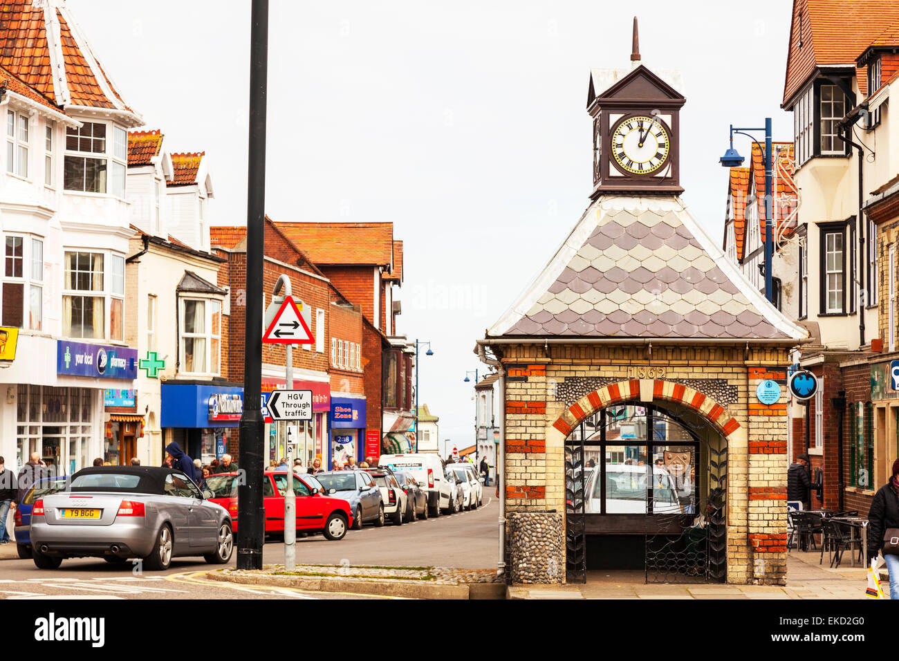 Sheringham centro città Norwich clock tower shelter bus negozi shoppers turisti high street NORFOLK REGNO UNITO Inghilterra Foto Stock