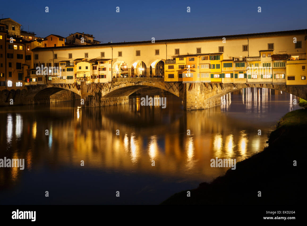 Ponte Vecchio di notte si riflette sul fiume Arno, Firenze, Toscana, Italia. Foto Stock