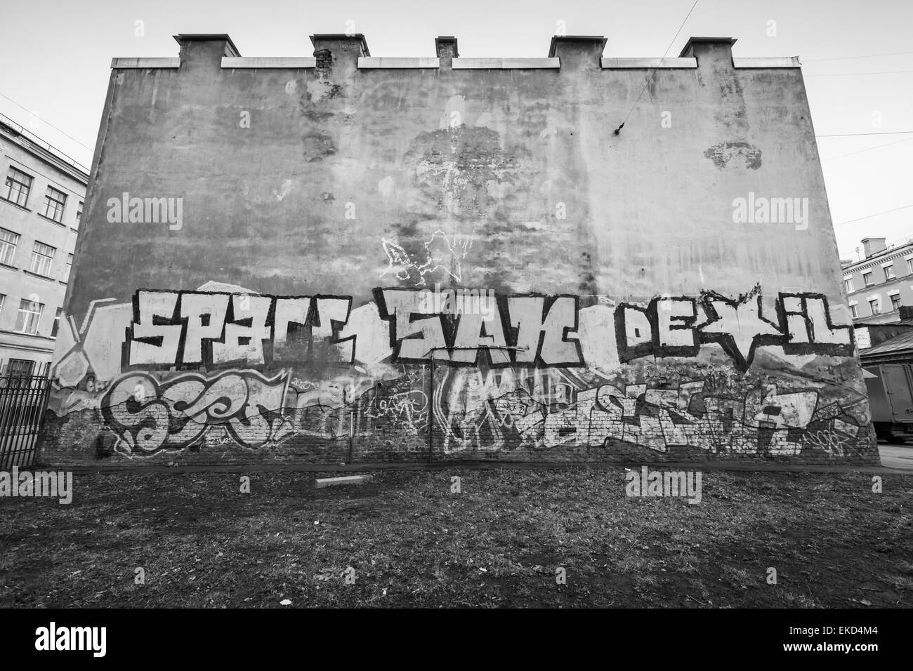 San Pietroburgo, Russia - Aprile 3, 2015: Graffiti con il testo sul vecchio muro di casa. Isola Vasilievsky Foto Stock