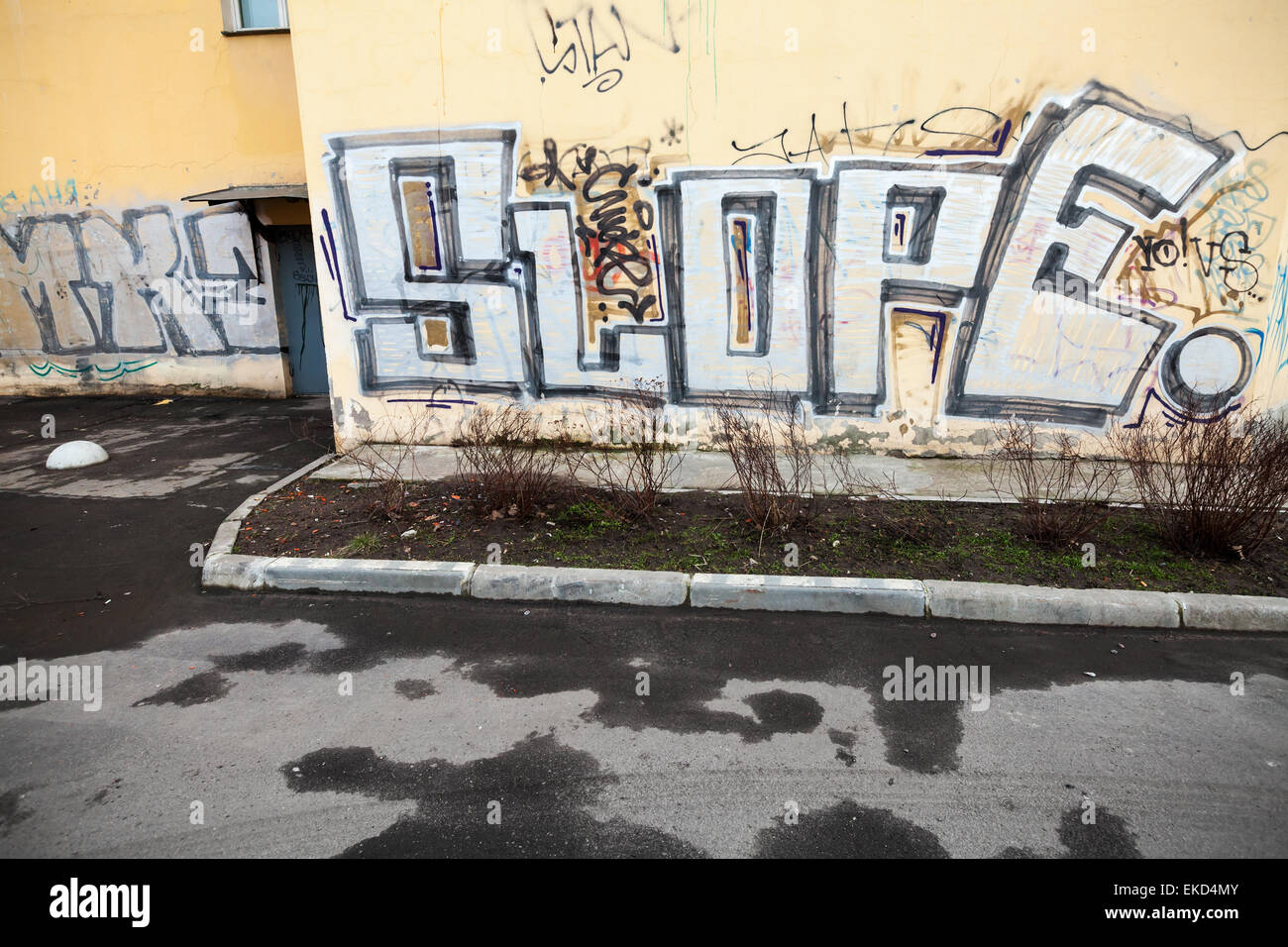 San Pietroburgo, Russia - Aprile 3, 2015: frammento di Graffiti con pendenza del testo sulla parete gialla. Isola Vasilievsky Foto Stock