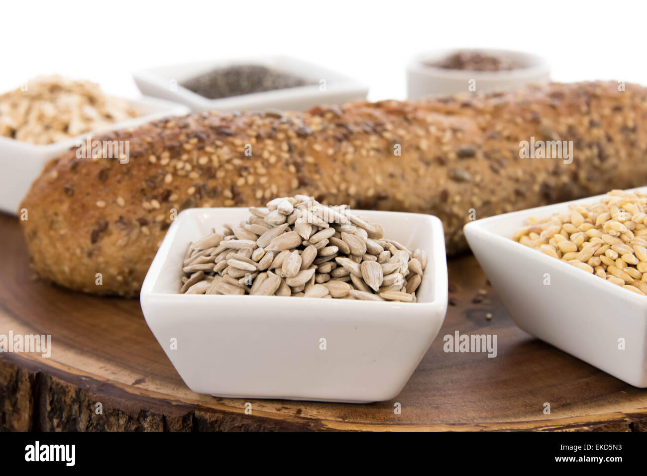 Una fresca pagnotta cotta di chicchi interi pane con semi di papavero, lino e semi di girasole Foto Stock