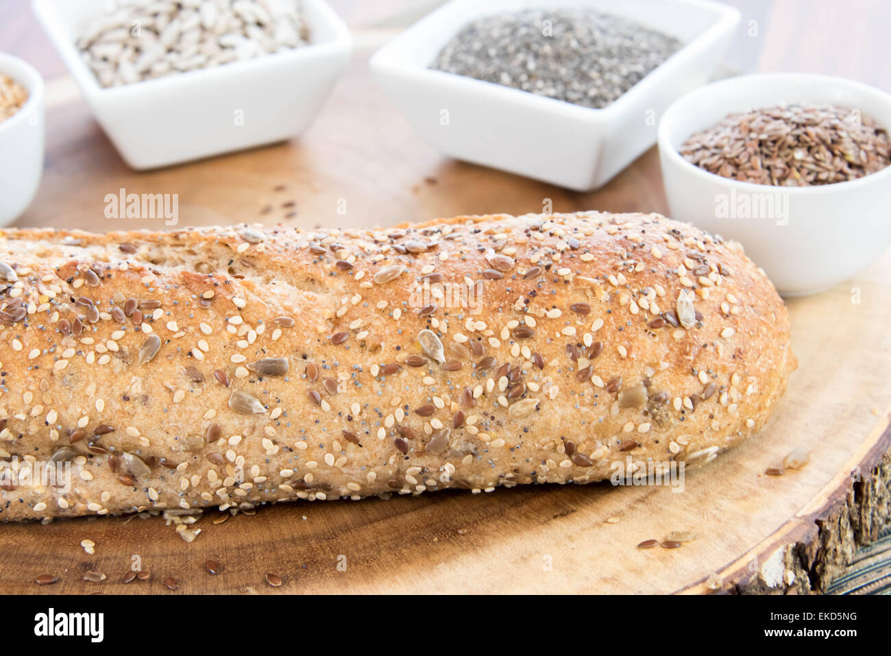 Una fresca pagnotta cotta di chicchi interi pane con semi di papavero, lino e semi di girasole Foto Stock